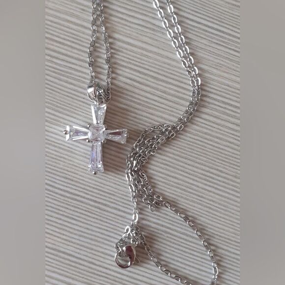 💖Gorgeous Sparkling Cz cross pendant on a 24” Silver Snake chain - Picture 3 of 16